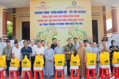 200 phần quà xuân được trao tặng đến bà con xã An Định, Vĩnh Long trong chương trình “Xuân đoàn kết – Tết yêu thương” tại chùa Tuyên Linh