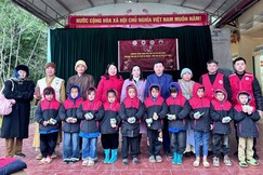 888 chiếc áo ấm, mũ len, tất chân được trao cho các em học sinh đồng bào dân tộc