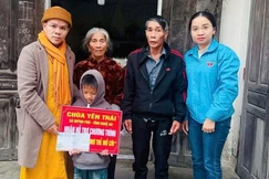 Nghệ An: Chùa Yên Thái nhận đỡ đầu trẻ mồ côi