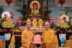 Thượng tọa Thích Thiện Quý trao quyết định bổ nhiệm trụ trì chùa Linh Sơn đến Đại đức Thích Thiện Lâm