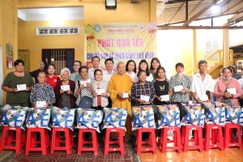 300 phần quà Tết được trao tặng đến bà con có hoàn cảnh khó khăn tại chùa Lưỡng Xuyên 