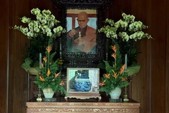 Chân dung và một phần xá-lợi Thiền sư Thích Nhất Hạnh sau khi trà-tỳ, thờ tại thất Lắng Nghe trong khuôn viên tổ đình Từ Hiếu