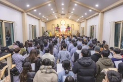 Người Việt về chùa Viên Ngộ, nơi họ xem là "Ngôi nhà quê mẹ" đầy yêu thương, che chở - Ảnh: NVCC