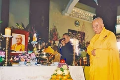 Hòa thượng Thích Thanh Từ bên di ảnh Hòa thượng ân sư Thích Thiện Hoa trong ngày lễ húy kỵ
