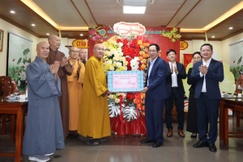 Tặng hoa, quà Tết đến Ban Trị sự GHPGVN TP.Hải Phòng