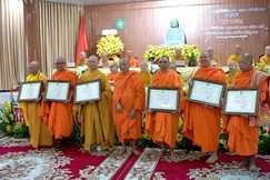 Trưởng lão Hòa thượng Tăng Nô trao Giáo chỉ tấn phong giáo phẩm Hòa thượng đến chư tôn đức