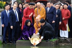 Chủ tịch nước Lương Cường và phu nhân cùng bà con kiều bào thả cá chép tại hồ Hoàn Kiếm - Ảnh: Ủy ban Nhà nước về người Việt Nam ở nước ngoài