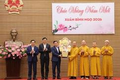 Ban Trị sự GHPGVN tỉnh Nghệ An tặng quà Tết đến lãnh đạo Tỉnh ủy