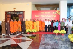 Đoàn Ban Trị sự GHPGVN tỉnh, Hội Đoàn kết Sư sãi yêu nước tỉnh thăm, chúc Tết tại Tỉnh ủy Vĩnh Long