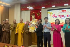 Ban Trị sự GHPGVN tỉnh Quảng Ngãi tặng quà chúc Tết đến lãnh đạo Tỉnh ủy