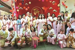 Các thành viên trong gia đình anh Lê Cao Trực nối tiếp truyền thống họp mặt đầu năm, để "giữ lửa" cho mái ấm gia đình 