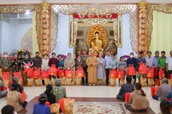 Trao tặng 120 phần quà Tết đến những hộ dân có hoàn cảnh khó khăn tại chùa Quê Hương (xã Tam Nông, Đồng Tháp)
