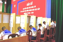 Các chiến sĩ thuộc các tàu của Vùng 2 Hải quân đang chuẩn bị thực hiện nhiệm vụ trên biển, tiến hành bầu cử sớm