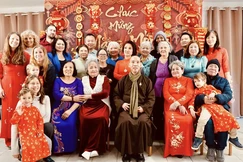Các Phật tử Việt Nam cùng bạn bè người Pháp chụp hình lưu niệm cùng thầy trụ trì chùa Trúc Lâm nhân dịp đầu Xuân Bính Ngọ - 2026