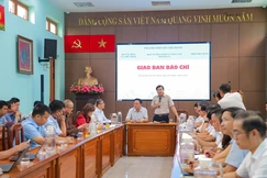 Phó ban Tuyên giáo và Dân vận Thành ủy TP.HCM Tăng Hữu Phong chủ trì buổi họp giao ban Báo chí sáng nay, 6-3 - Ảnh: KHPT