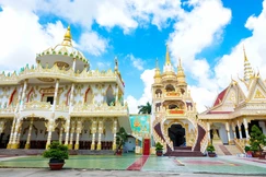 Ngôi chùa Khmer Peam Buôl Thmây nổi bật với kiến trúc rực rỡ, uy nghi