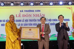 Ông Hoàng Xuân Tân, Phó Chủ tịch UBND tỉnh Quảng Trị trao bằng chứng nhận Di sản văn hóa phi vật thể quốc gia cho Lễ hội chùa Kim Phong – núi Thần Đinh