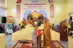Thượng tọa Thích Minh Chánh trao quyết định bổ nhiệm trụ trì chùa Phước Hòa đến Sư cô Thích nữ Diệu Hạnh