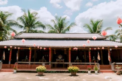 Chùa Long Quang nằm bên dòng sông Hàm Luông hiền hòa, nổi bật giữa không gian miệt vườn xanh mát