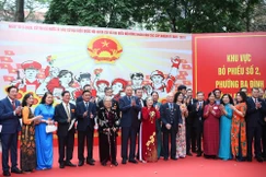 Tổng Bí thư Tô Lâm, Thường trực Ban Bí thư Trần Cẩm Tú, các vị lãnh đạo và đại biểu, cử tri tại khu vực bỏ phiếu số 2, phường Ba Đình, TP.Hà Nội - Ảnh: Đăng Khoa