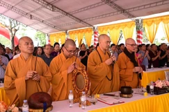 Chư tôn đức niêm hương bạch Phật