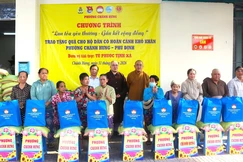 300 phần quà được trao tặng đến các hộ dân khó khăn trên địa bàn phường Chánh Hưng và Phú Định (TP.HCM)