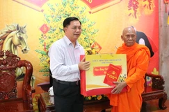 Bí thư Tỉnh ủy Vĩnh Long Trần Văn Lâu chúc mừng Tết Chôl Chnăm Thmây đến Hòa thượng Thạch Sok Xane