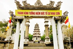 Bảo tháp Tổ khai sơn tổ đình Sắc tứ Tịnh Quang