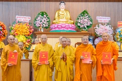 Trưởng lão Hòa thượng Thích Thiện Pháp trao quyết định nhân sự lãnh đạo Ban Trị sự GHPGVN tỉnh Đồng Nai sau sáp nhập