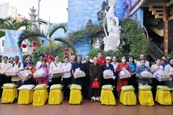 Chùa Hòa Khánh trao quà từ thiền đến bà con khó khăn nhân khánh đản Bồ-tát Quán Thế Âm