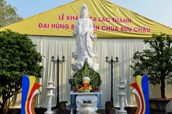 Tôn tượng Bồ-tát Quán Thế Âm được an vị trong khuôn viên chùa Bửu Châu
