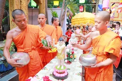 Tết Chôl Chnăm Thmây từ lâu đã trở thành cầu nối văn hóa, giúp cộng đồng Khmer thêm gắn kết. Trong ảnh là Lễ Tắm Phật nhân dịp Tết cổ truyền Tết Chôl Chnăm Thmây năm 2025 tại chùa Candaransi (TP.HCM) - Ảnh: Trung Thắng