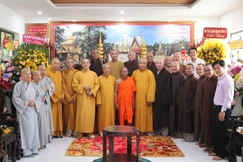 Ban Trị sự GHPGVN tỉnh Vĩnh Long thăm, chúc Tết Chôl Chnăm Thmây Hòa thượng Thạch Sok Xane tại chùa Âng