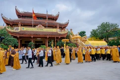 Cung tống kim quan Trưởng lão Hòa thượng Thích Thanh Dục rời Giác linh đường về nhập bảo tháp tại chùa Đoài Lâm