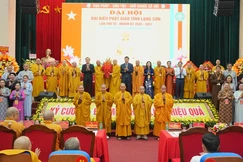 Trưởng lão Hòa thượng Thích Thanh Nhiễu thay mặt Trung ương Giáo hội tặng hoa chúc mừng tân Ban Trị sự GHPGVN tỉnh Lạng Sơn, nhiệm kỳ 2026-2031