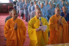 Đại đức Thích Thiện Niệm dâng lời phát nguyện trong lễ nhập tự