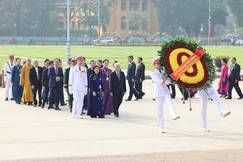 Đoàn đại biểu tham dự Đại hội toàn quốc MTTQVN lần thứ XI vào Lăng viếng Chủ tịch Hồ Chí Minh - Ảnh: Quang Phúc