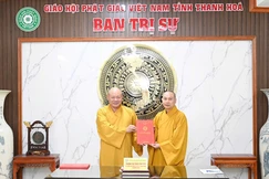 Thượng tọa Thích Tâm Định trao quyết định thành lập Ban Quản trị tự viện