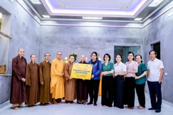 Trao bảng tượng trưng số tiền hỗ trợ xây nhà Đại đoàn kết