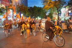Hòa thượng Thích Bảo Nghiêm dẫn đầu đoàn diễu hành xe đạp hoa mừng Phật đản Phật lịch 2570