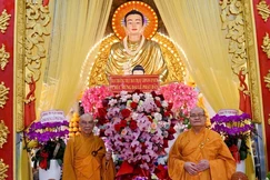 Hòa thượng Thích Thiện Nghĩa đón nhận lẵng hoa chúc mừng Phật đản từ Ban Thường trực Ban Trị sự GHPGVN TP.HCM - Ảnh: Hạnh Ý/BGN