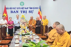 Tặng quà chúc mừng Đại lễ Phật đản Phật lịch 2570 đến Ban Trị sự GHPGVN tỉnh Cà Mau