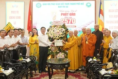 Ông Nguyễn Đình Trung cùng phái đoàn tặng hoa chúc mừng Đại lễ Phật đản Phật lịch 2570