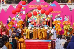 Thả bóng bay cầu nguyện thế giới hòa bình, chúng sinh an lạc