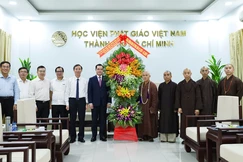 Đoàn Bộ Dân tộc và Tôn giáo tặng hoa chúc mừng Học viện Phật giáo VN tại TP.HCM nhân Đại lễ Phật đản Phật lịch 2570