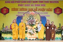 Ban Trị sự GHPGVN tỉnh Thái Nguyên tặng hoa chúc mừng Đại lễ Phật đản Phật lịch 2570 tổ chức tại chùa Hang