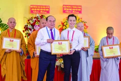 Đinh Công Quân nhận Bằng khen của Chủ tịch Ủy ban MTTQVN TP.Cần Thơ cho những đóng góp trong công tác an sinh xã hội giai đoạn 2022-2025 - Ảnh: Quảng Đạo/BGN