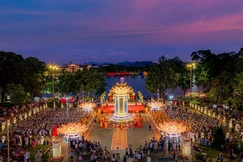 Lễ hội hoa đăng với chủ đề “Ánh đạo vàng son – Hội tụ văn hóa, lan tỏa hòa bình” tại Huế - Ảnh: Lê Đình Hoàng
