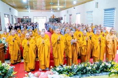 Đại diện chư hành giả an cư chùa Linh Cảnh dâng lời tác bạch cầu pháp