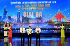 Chủ tịch Hội Nhà báo TP.HCM và lãnh đạo TP trao giải Ba đến tác giả Trần Thế Phong thuộc đơn vị Báo Giác Ngộ, thể loại Tin, ảnh phóng sự - Ảnh: Phó Bá Cường